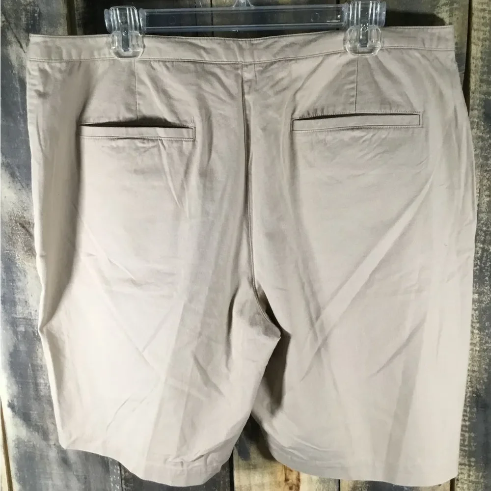 Liz Claiborne Golf shorts women’s size 16